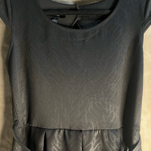 IZ BYER WOMEN’S BLACK PRINTED SCUBA KNIT SHORT SLEEVE DRESS - WITH BELT - Picture 2 of 14